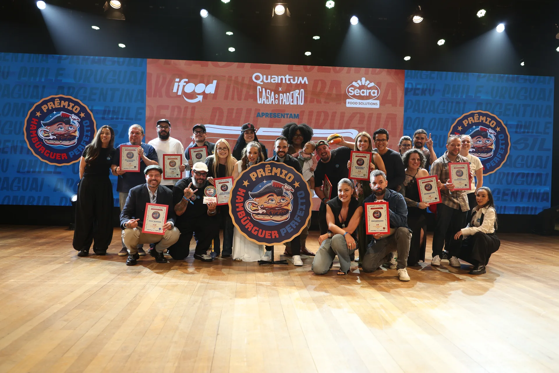 Participantes e premiados reunidos no palco do Prêmio Hambúrguer Perfeito 2026